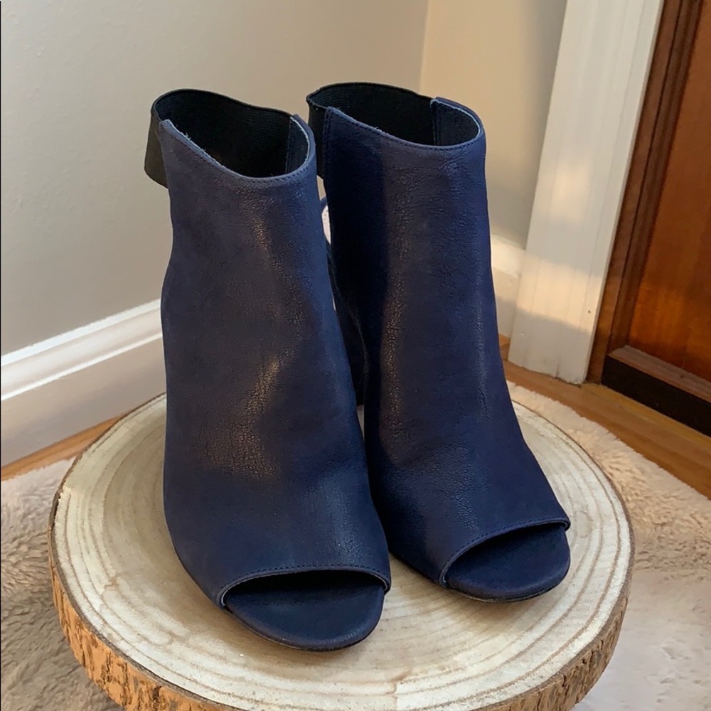 NWOB Vince Camuto Blue peep toe booties